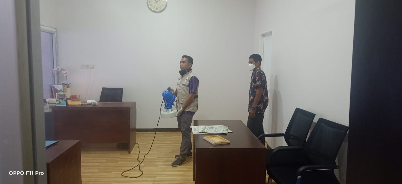 antisipasi-covid-19-lingkungan-kantor-dan-rumah-jabatan-disemprot-disinfektan